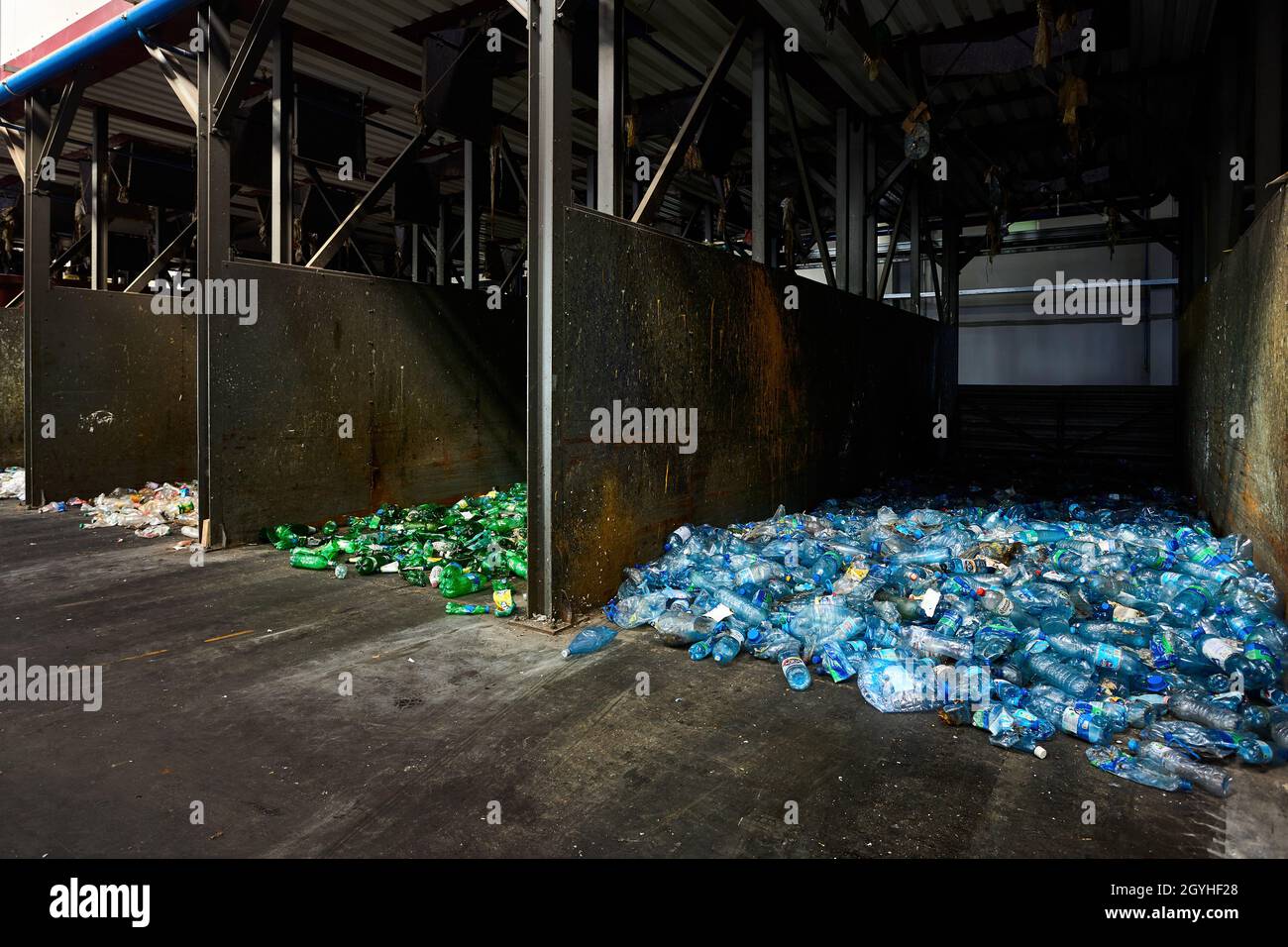 Grodno, Bélarus - octobre 2018 : usine moderne de tri des déchets pour le recyclage et la réutilisation des déchets.Collecte et tri séparés de différentes couleurs de plastique Banque D'Images