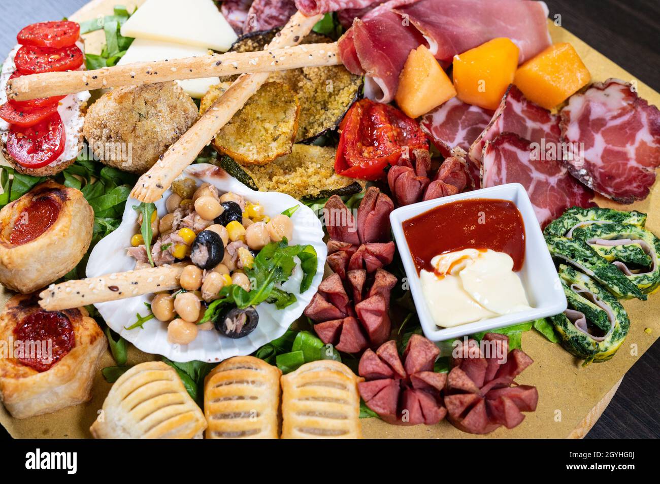 assiette d'antipasti mélangés avec des viandes froides et des légumineuses,  des fromages, des sauces et des collations Photo Stock - Alamy