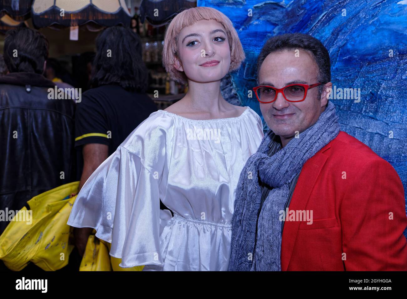 Paris, France. 6th octobre 2021. Jade-Inès Bricard et Laurent Amar, auteur chez Stars Média assister au SPECTACLE LOVE HOURS ARRIVE du designer coréen de mode Banque D'Images