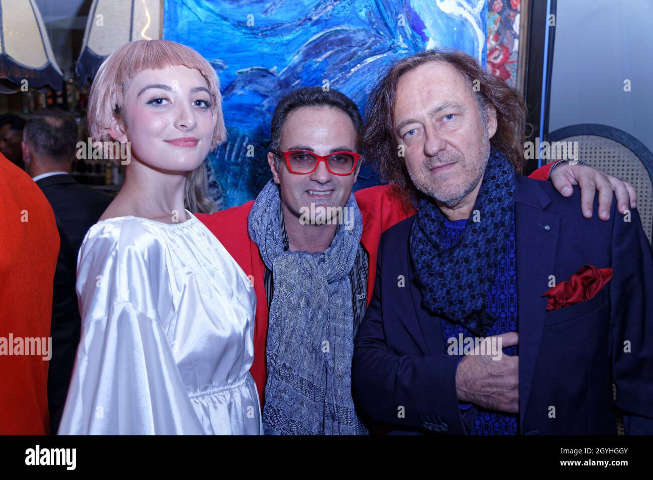 Paris, France. 6th octobre 2021. Jade-Inès Bricard, Laurent Amar, auteur chez Stars Média et Jean-Christophe Molinier assistent au spectacle DE mode LOVE HOURS ARRIVE. Banque D'Images