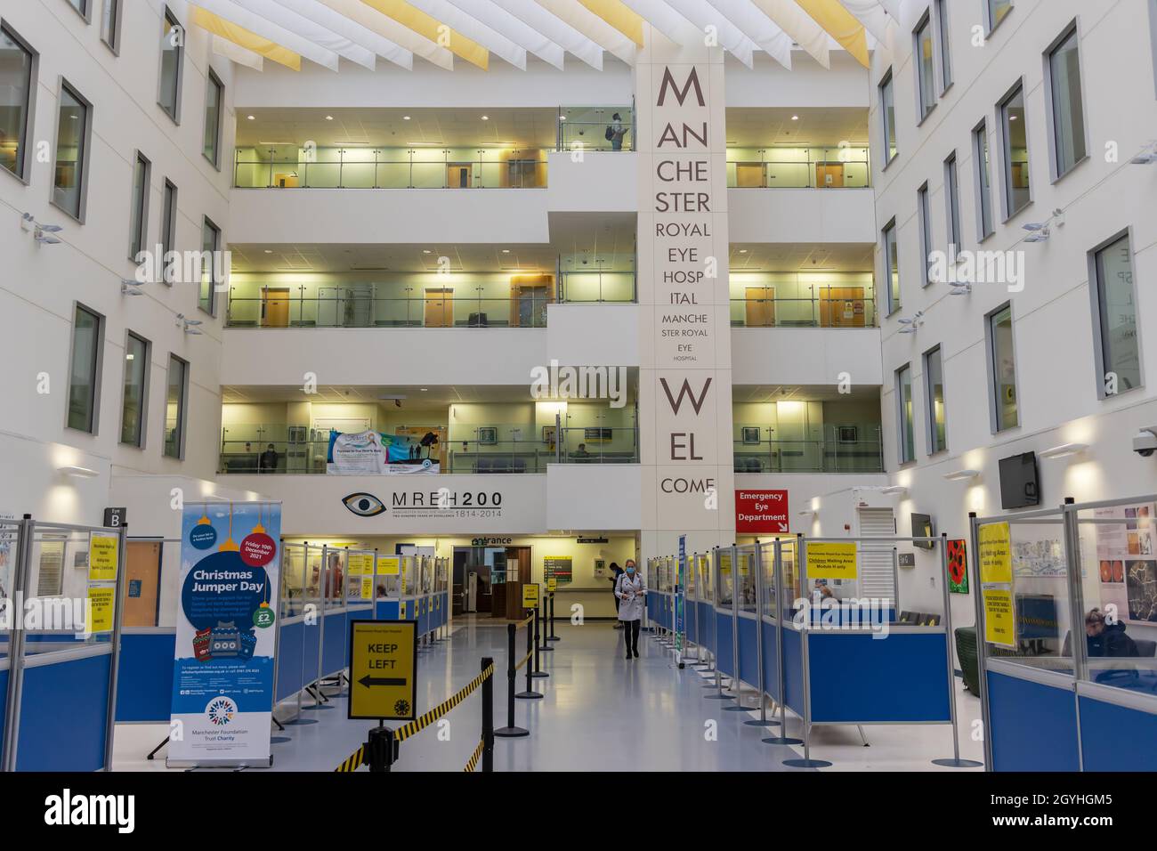 Atrium de l'Hôpital Royal Eye de Manchester, qui fait partie d'un grand ...