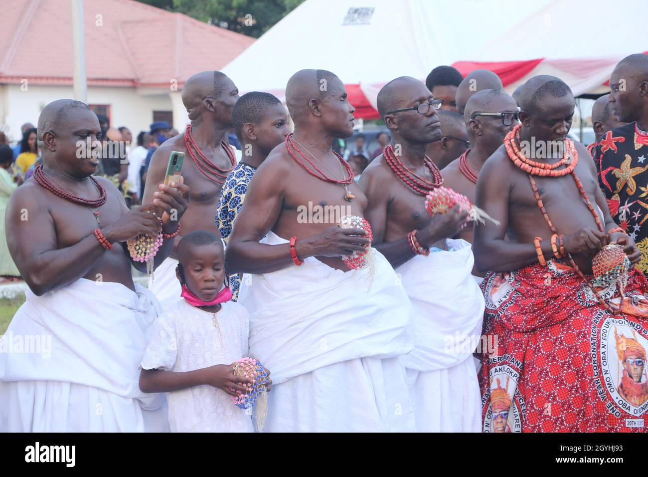 Les peuples traditionnels du Royaume du Bénin lors d'une exposition d'objets historiques béninois de l'Oba Ewuare 1 de l'Empire du Bénin de 1440 à 1473, dans un musée de la ville du Bénin, Edo, État, Nigeria.Lukas Osarobo Okoro, artiste multidisciplinaire et quelques membres de la Guilde des artistes d'Ahiamwen, présente la plus grande peste de bronze jamais faite de l'ancien Royaume du Bénin qui pèse 2 tonnes.Nigéria. Banque D'Images