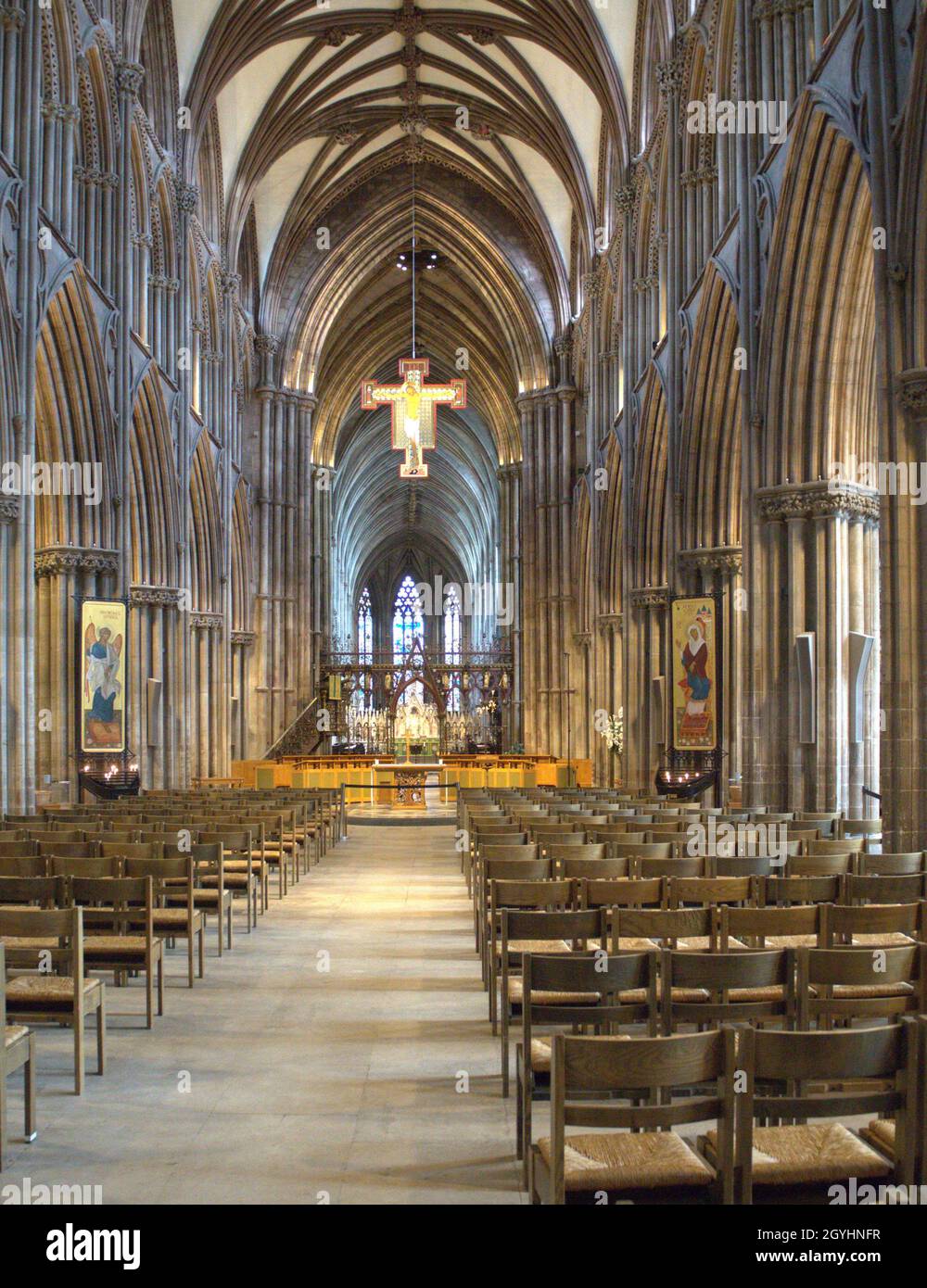 À l'intérieur de la cathédrale de Litchfield, l'allée principale de l'alter Banque D'Images