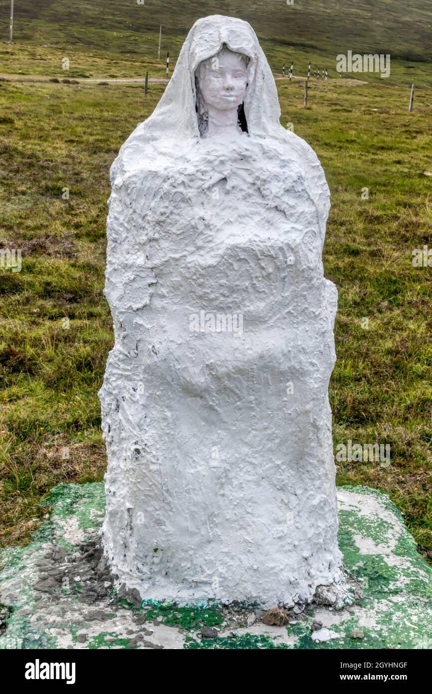 Statue d'Eric Burgess-Ray de la femme blanche de Watlee, un fantôme dit hanter un tronçon de route éloigné sur Unst, Shetland. Banque D'Images