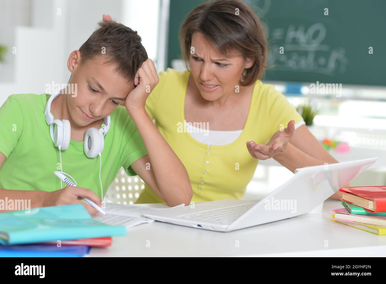 Portrait de mère et fils en utilisant les ordinateurs portables Banque D'Images