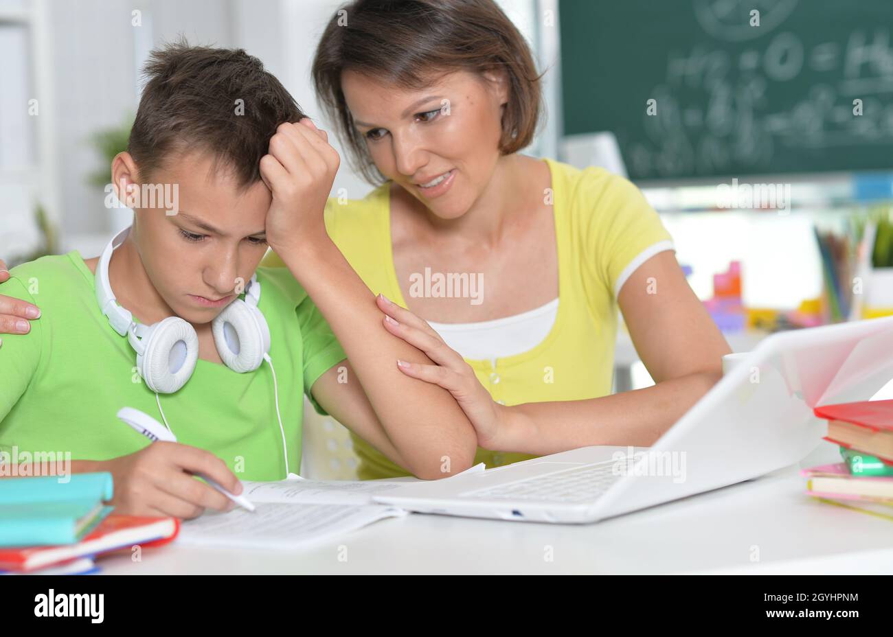 Portrait de mère et fils en utilisant les ordinateurs portables Banque D'Images