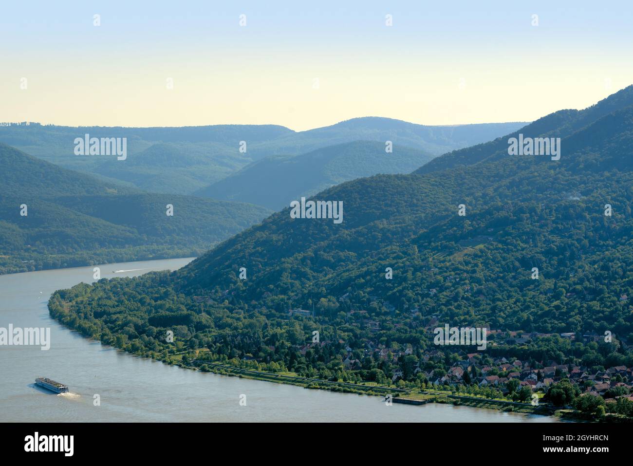 Danube courbe autour d'une colline verte boisée, bateau Banque D'Images
