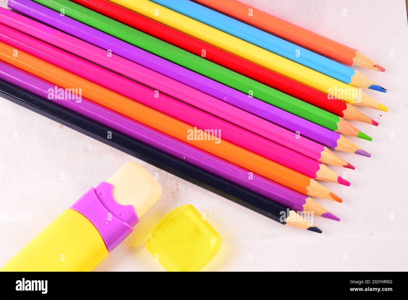 Crayons de couleur alignés sur fond blanc Banque D'Images