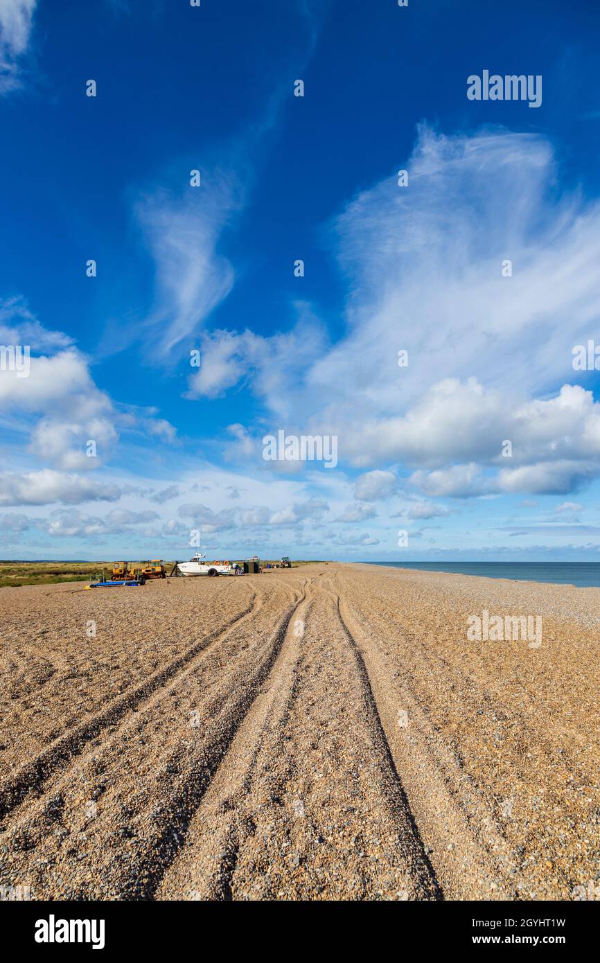 Plage à Blakeney point dans le nord de Norfolk avec Tractor Tracks à Shingle Banque D'Images