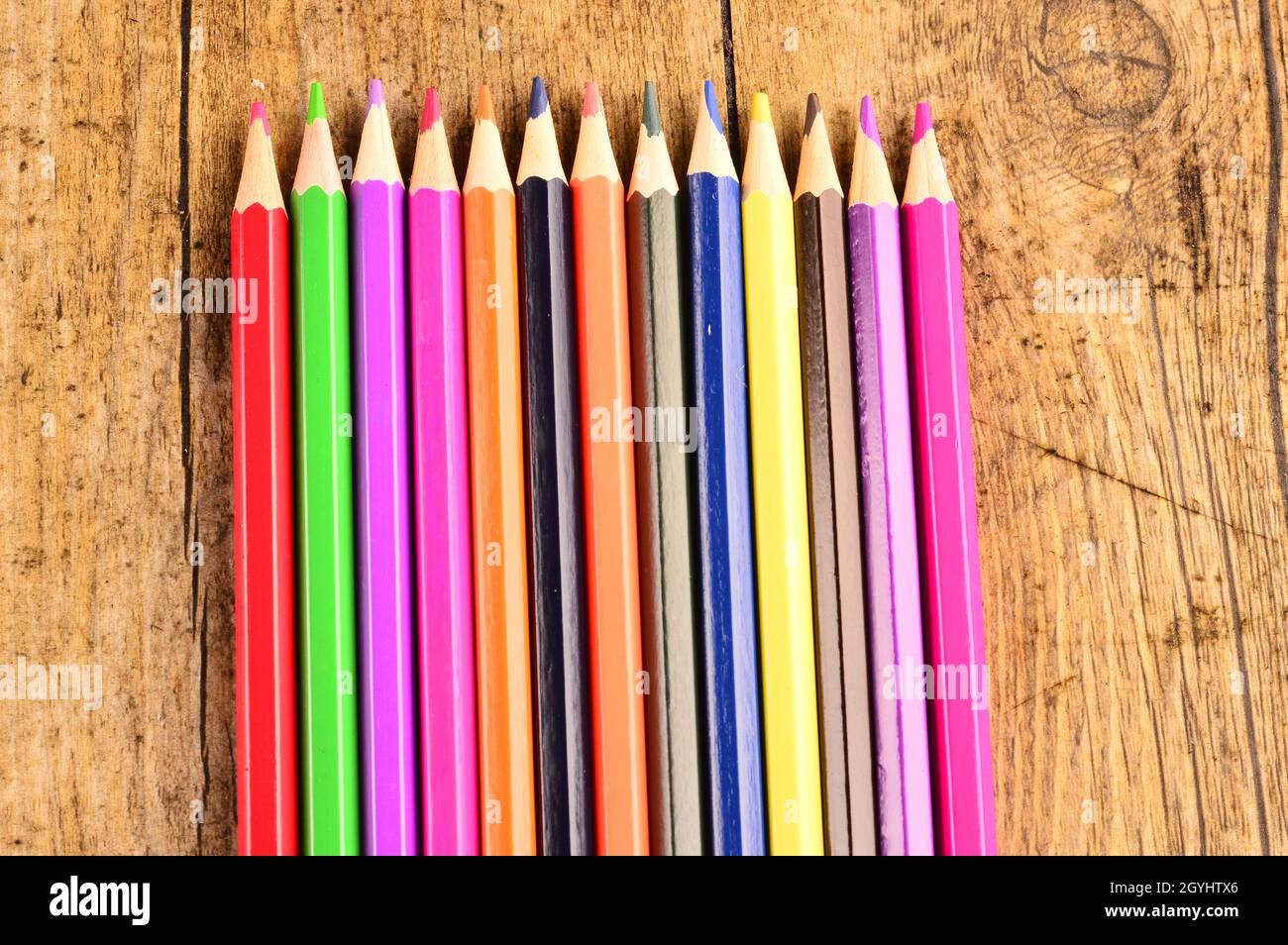 Crayons de couleur alignés sur fond blanc Banque D'Images