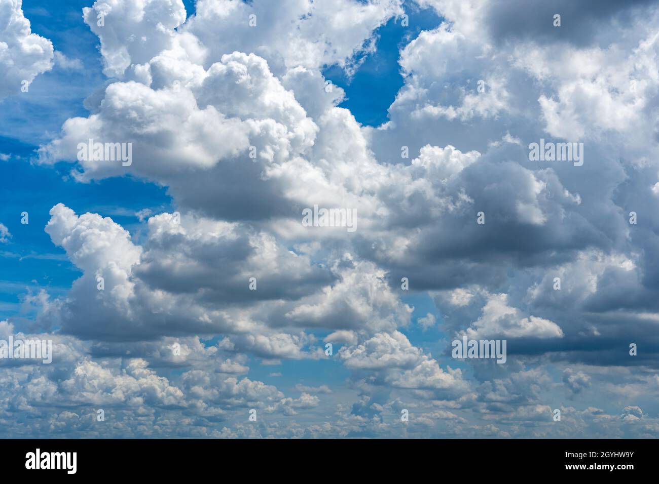 Beaucoup de cumulus nuages ciel bleu clair comme fond naturel Banque D'Images