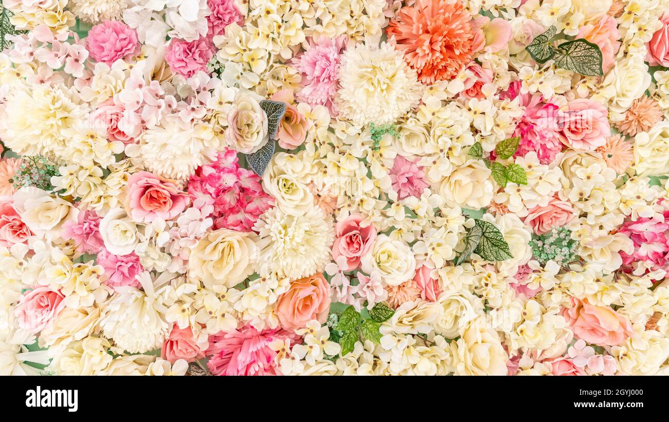 Fausses fleurs colorées.Tons roses. Banque D'Images