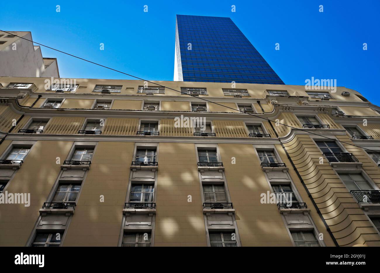 RIO DE JANEIRO, BRÉSIL - 26 AOÛT 2017 : façade jaune et gratte-ciel dans le centre-ville Banque D'Images