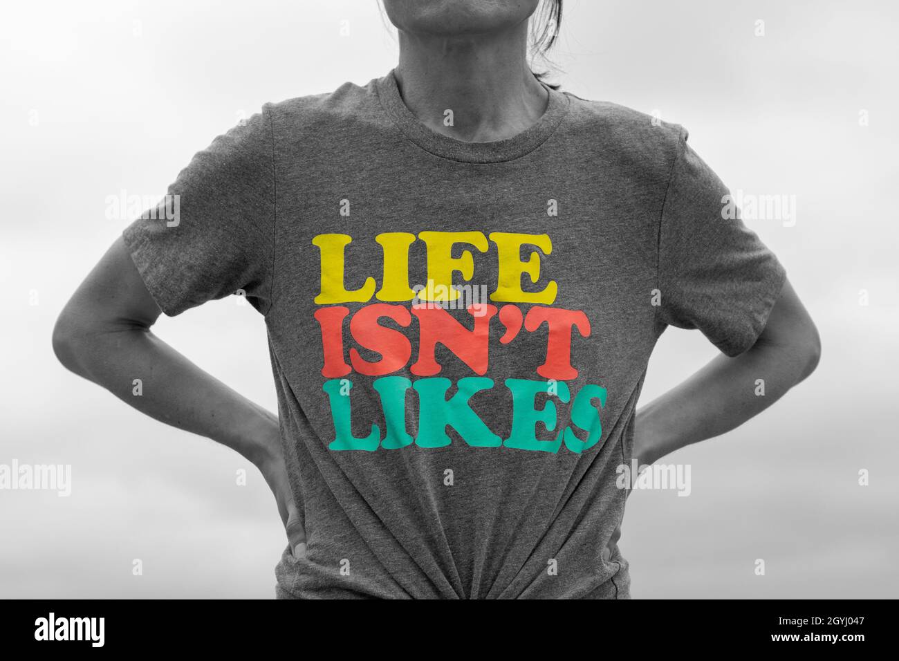 T-shirt avec texte « Life isn't Likes » sur le devant. Banque D'Images