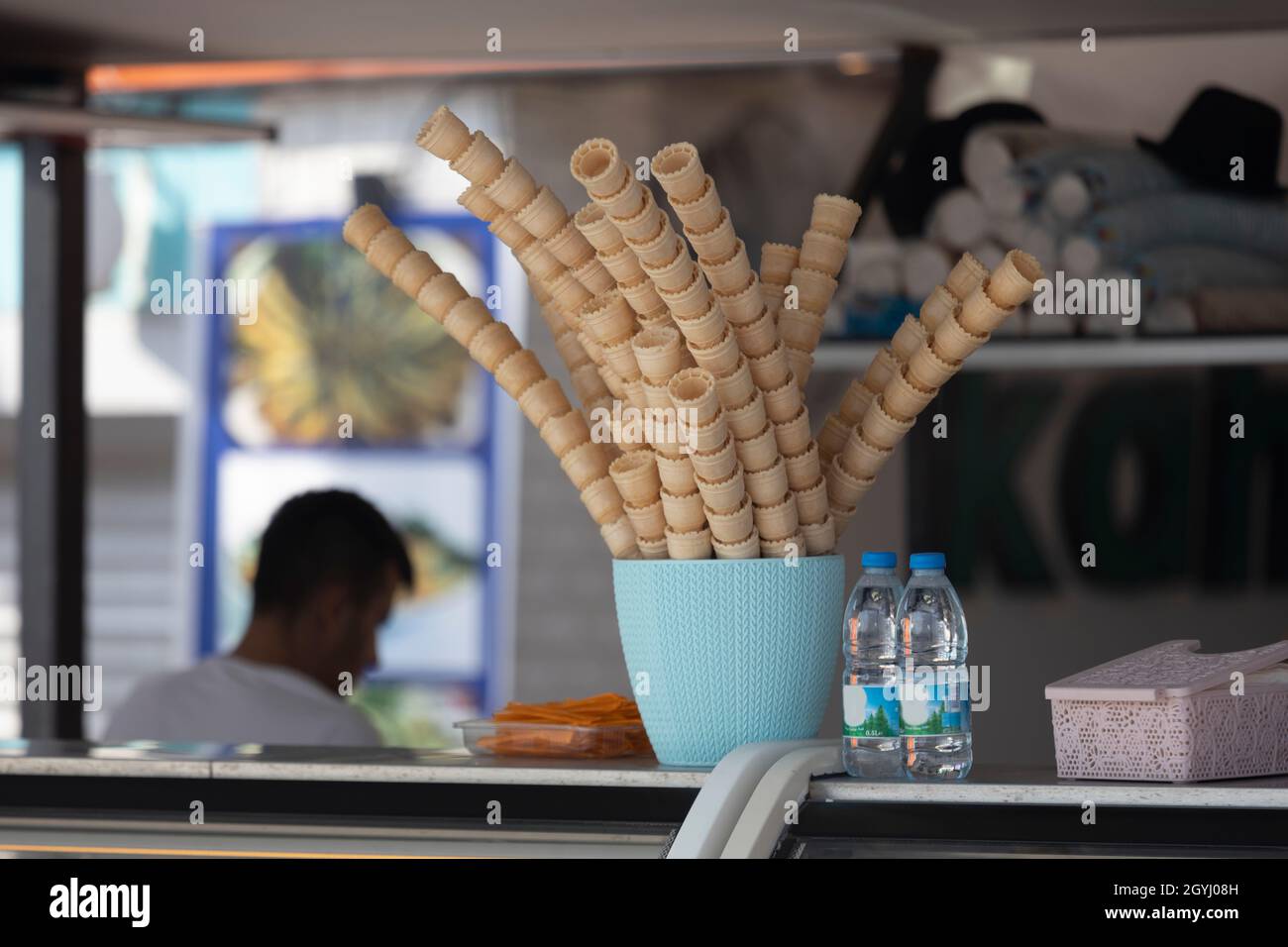 Videz les cônes sur le comptoir de glace. Gros plan. Banque D'Images