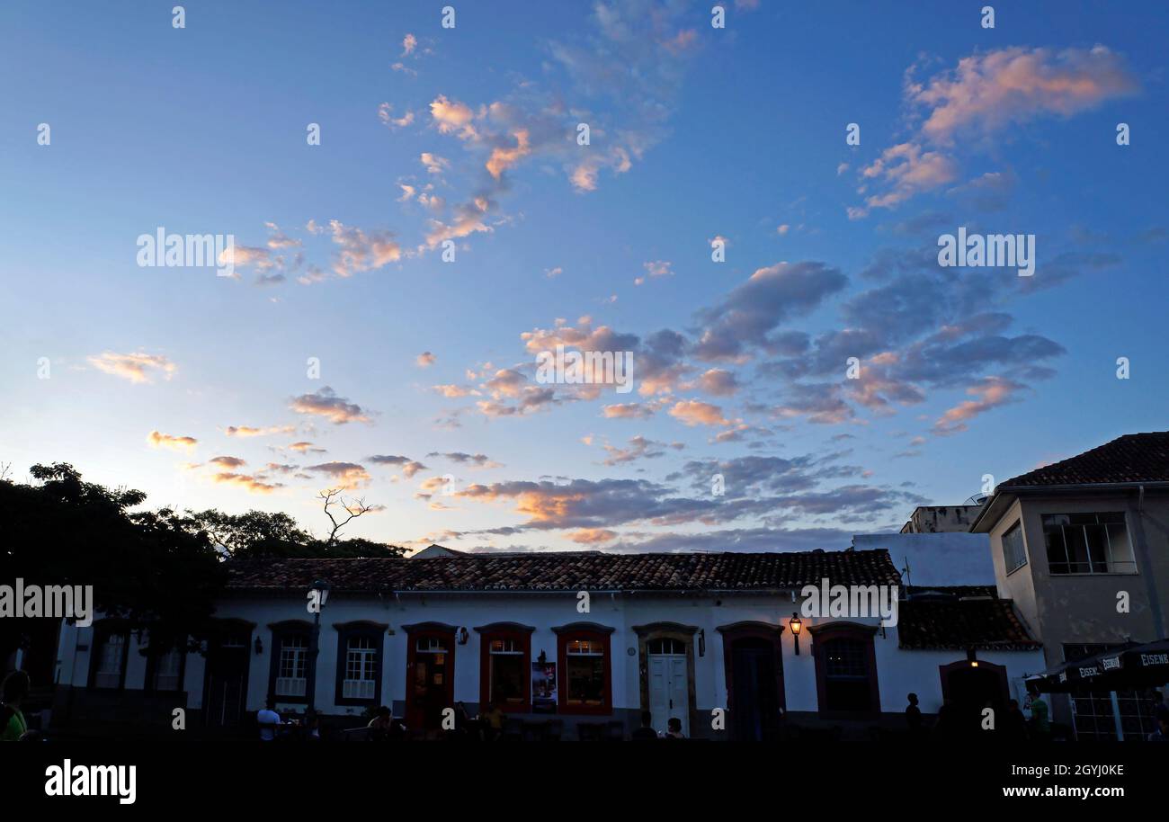 SAO JOAO DEL REI, MINAS GERAIS, BRÉSIL - 25 JANVIER 2020 : ciel au crépuscule et maisons coloniales en contrebas Banque D'Images