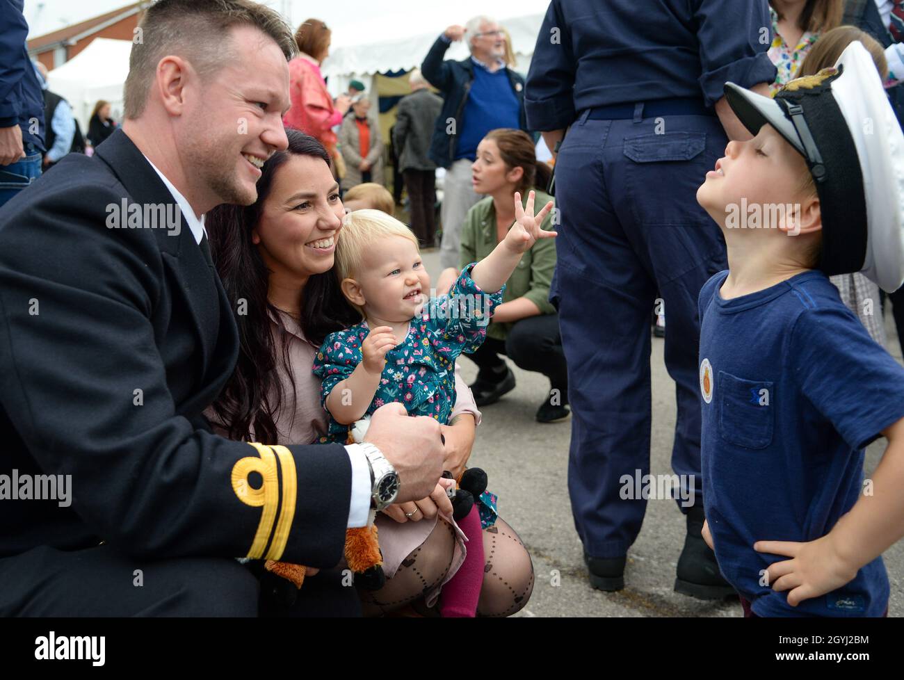 Portsmouth, Royaume-Uni.8 octobre 2021.Les membres de la famille accueillent le personnel de la Marine de retour du HMS Brocklesby au navire arrive à HMNB Portsmouth.En raison de Covid-19, c'est le premier retour au pays depuis décembre 2019 où les familles ont été autorisées sur les jetées à accueillir un navire de retour.Brocklesby est dans le golfe depuis trois ans.Photo par Finnbarr Webster/Alay Live News Banque D'Images