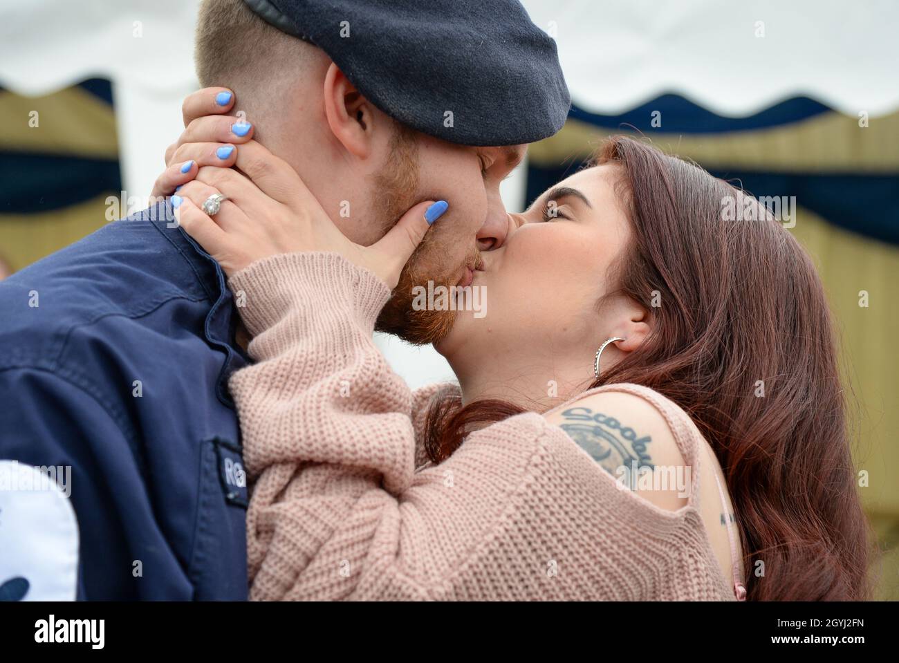 Portsmouth, Royaume-Uni.8 octobre 2021.Les membres de la famille accueillent le personnel de la Marine de retour du HMS Brocklesby au navire arrive à HMNB Portsmouth.En raison de Covid-19, c'est le premier retour au pays depuis décembre 2019 où les familles ont été autorisées sur les jetées à accueillir un navire de retour.Brocklesby est dans le golfe depuis trois ans.Photo par Finnbarr Webster/Alay Live News Banque D'Images