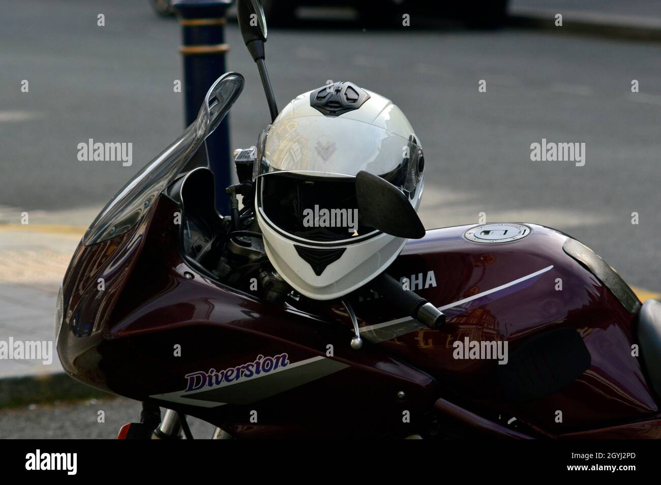 BAIE DE COLWYN.CONWY COMTÉ.PAYS DE GALLES.06-19-21.Une moto Yamaha garée avec le casque sur le réservoir d'essence. Banque D'Images