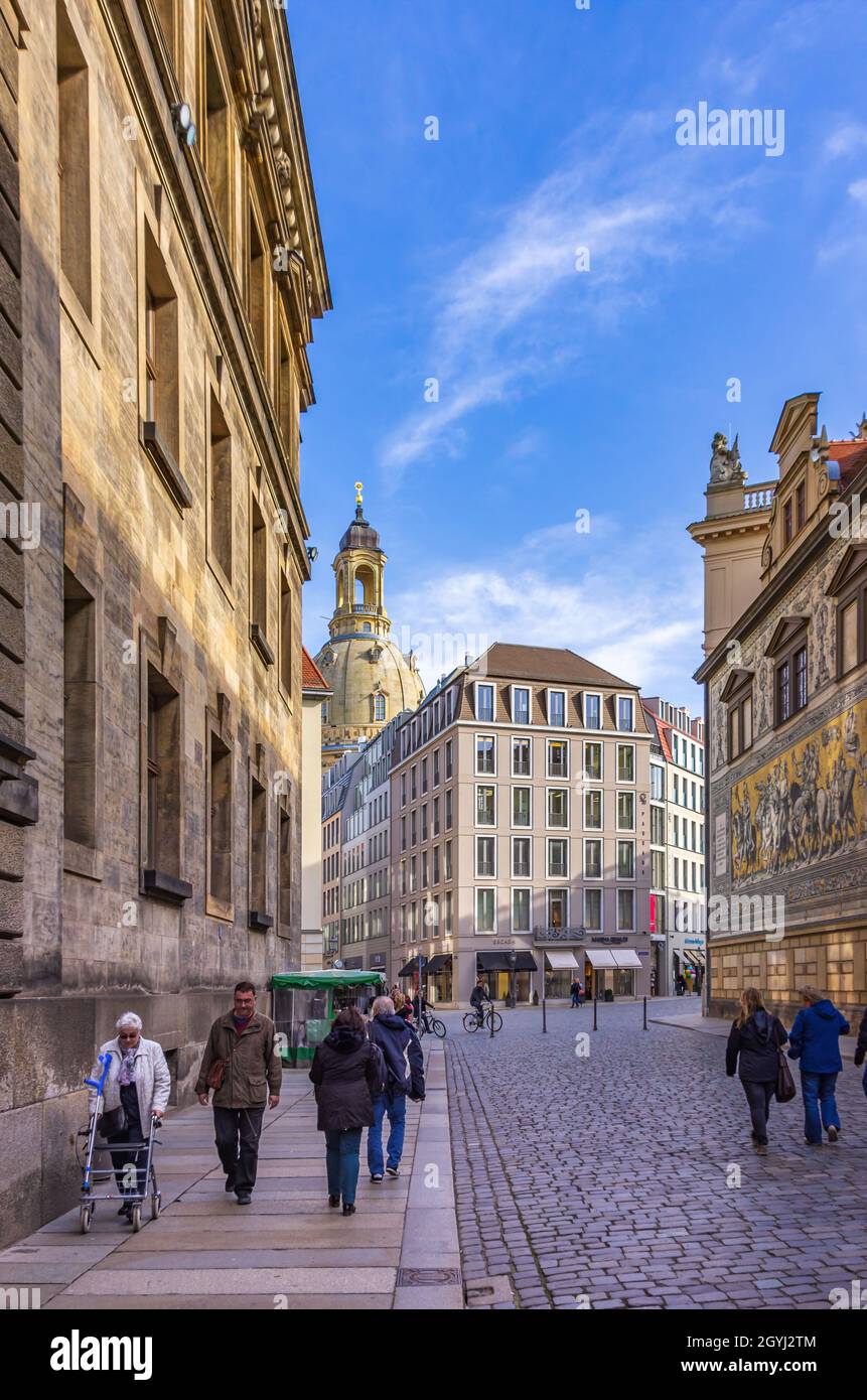 Dresde, Saxe, Allemagne: Vue à travers la rue Augustus pleine de passants le long de la procession des Princes vers l'église Frauenkirche. Banque D'Images