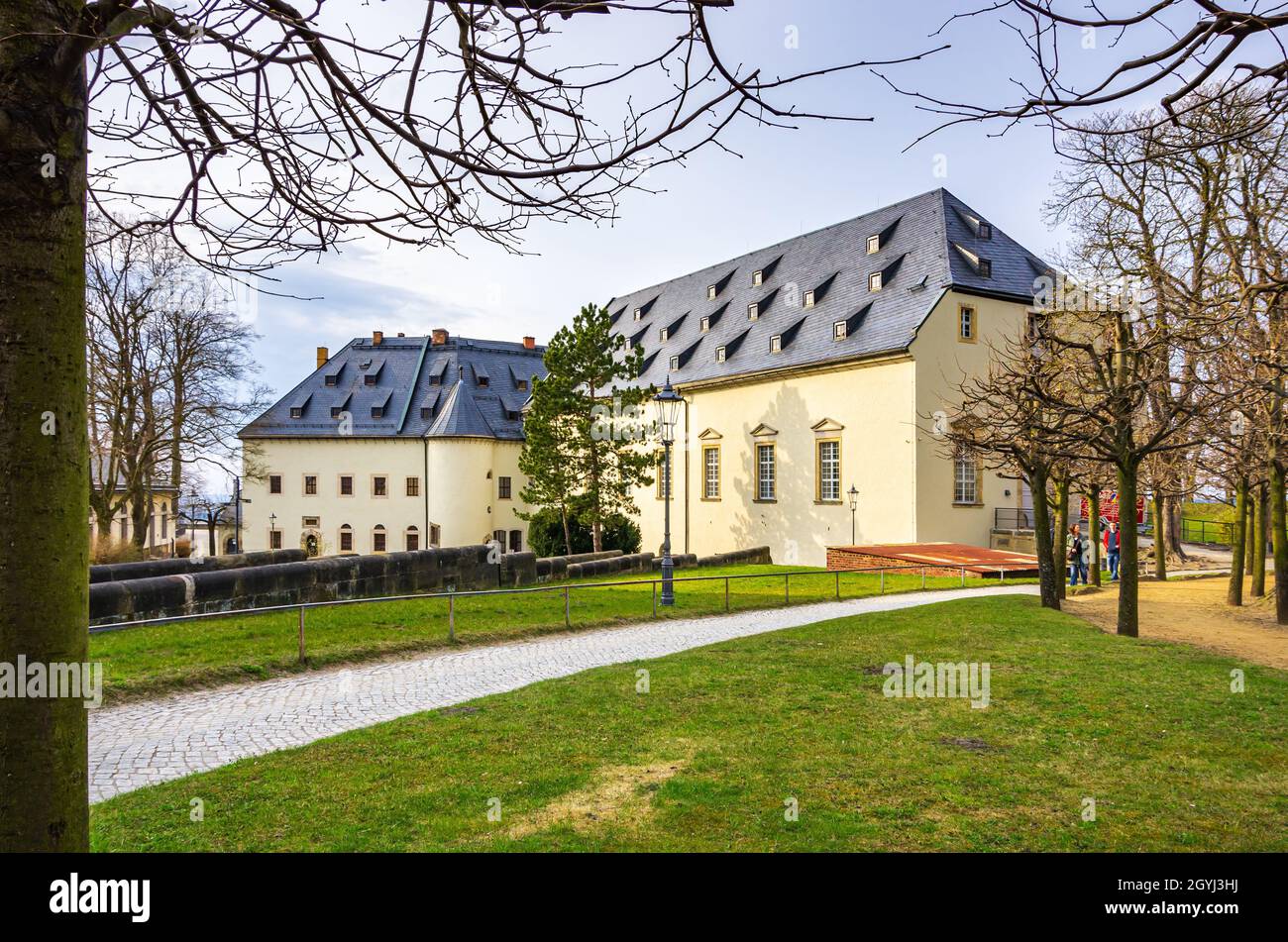 Forteresse de Königstein, Saxe, Allemagne : Maison du Commandant et Nouveau-Armoury. Banque D'Images