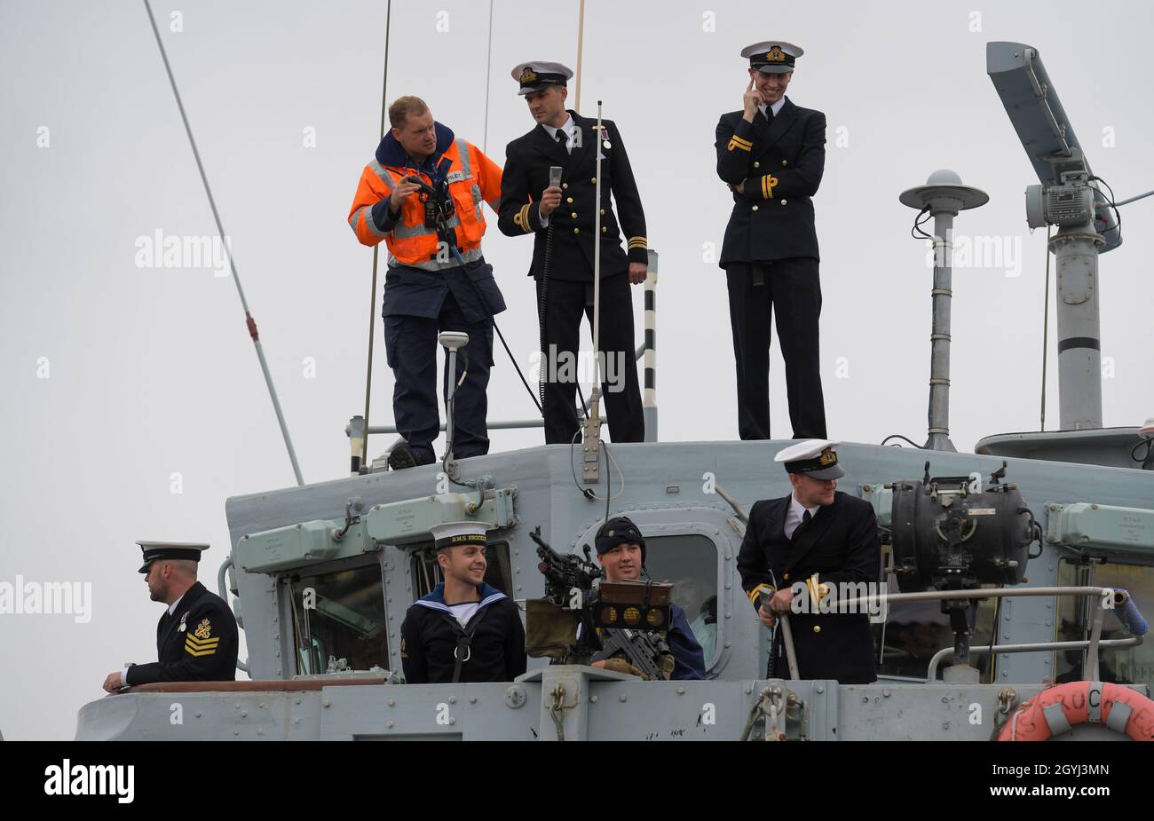 Portsmouth, Royaume-Uni.8 octobre 2021.Les membres de la famille accueillent le personnel de la Marine de retour du HMS Brocklesby au navire arrive à HMNB Portsmouth.En raison de Covid-19, c'est le premier retour au pays depuis décembre 2019 où les familles ont été autorisées sur les jetées à accueillir un navire de retour.Brocklesby est dans le golfe depuis trois ans.Photo par Finnbarr Webster/Alay Live News Banque D'Images