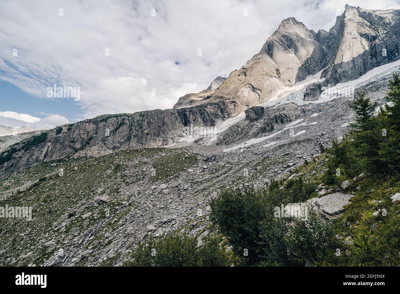 Piz Badile (Pizzo Badile), haut sommet alpin de granit en été Banque D'Images