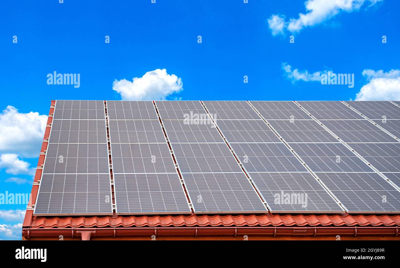 Panneaux solaires sur le toit. Banque D'Images