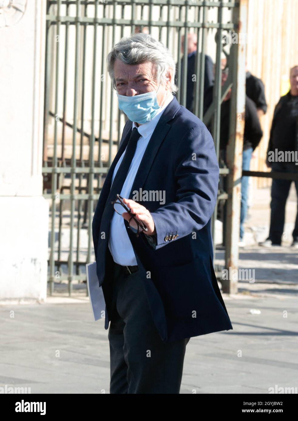 Marseille, France.08 octobre 2021.Jean-Louis Borloo arrive à la messe funéraire dédiée à Bernard Tapie, le magnat, acteur et politicien français, au grand cathedrol de Marseille, dans le sud-est de la France, le 8 octobre 2021.Bernard Tapie, dont la carrière de fanfaron lui a valu des millions de fans malgré une série de condamnations légales, est décédé à l'âge de 78 ans le 3 octobre 2021, après quatre années de lutte contre le cancer de l'estomac.Photo de Patrick Aventurier/ABACAPRESS.COM crédit: Abaca Press/Alay Live News Banque D'Images