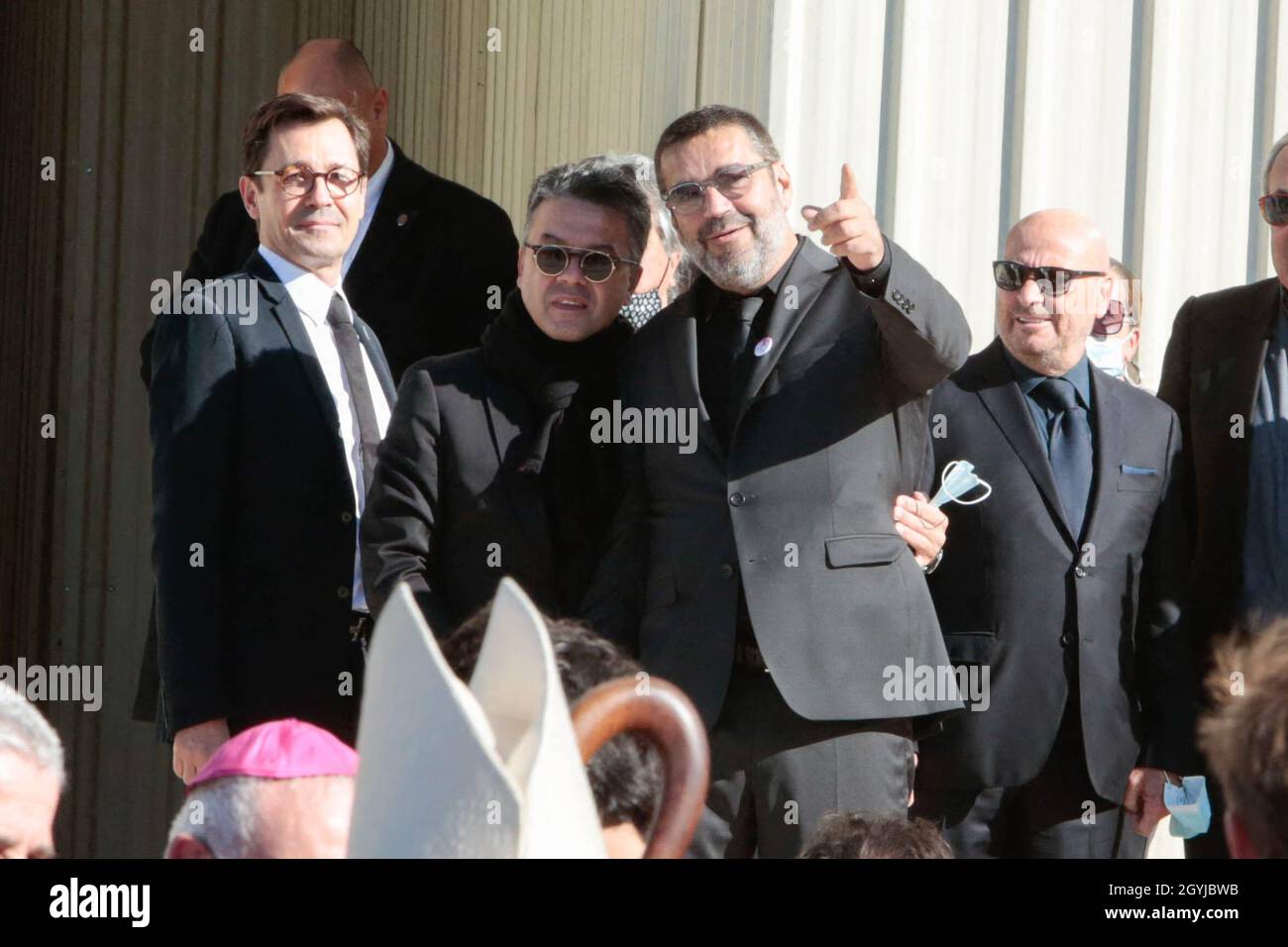 Marseille, France.08 octobre 2021.Stephane Tapie arrive à la messe funéraire dédiée à Bernard Tapie, le magnat, acteur et politicien français, au grand cathedrol de Marseille, dans le sud-est de la France, le 8 octobre 2021.Bernard Tapie, dont la carrière de fanfaron lui a valu des millions de fans malgré une série de condamnations légales, est décédé à l'âge de 78 ans le 3 octobre 2021, après quatre années de lutte contre le cancer de l'estomac.Photo de Patrick Aventurier/ABACAPRESS.COM crédit: Abaca Press/Alay Live News Banque D'Images