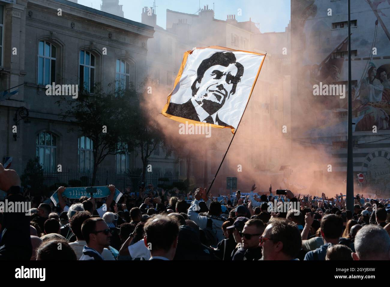 Marseille, France.08 octobre 2021.OM Supporters avant funèbres masse dédiée à Bernard Tapie, le magnat d'affaires français, acteur et politicien, au grand cathedrol à Marseille, dans le sud-est de la France, le 8 octobre 2021.Bernard Tapie, dont la carrière de fanfaron lui a valu des millions de fans malgré une série de condamnations légales, est décédé à l'âge de 78 ans le 3 octobre 2021, après quatre années de lutte contre le cancer de l'estomac.Photo de Patrick Aventurier/ABACAPRESS.COM crédit: Abaca Press/Alay Live News Banque D'Images