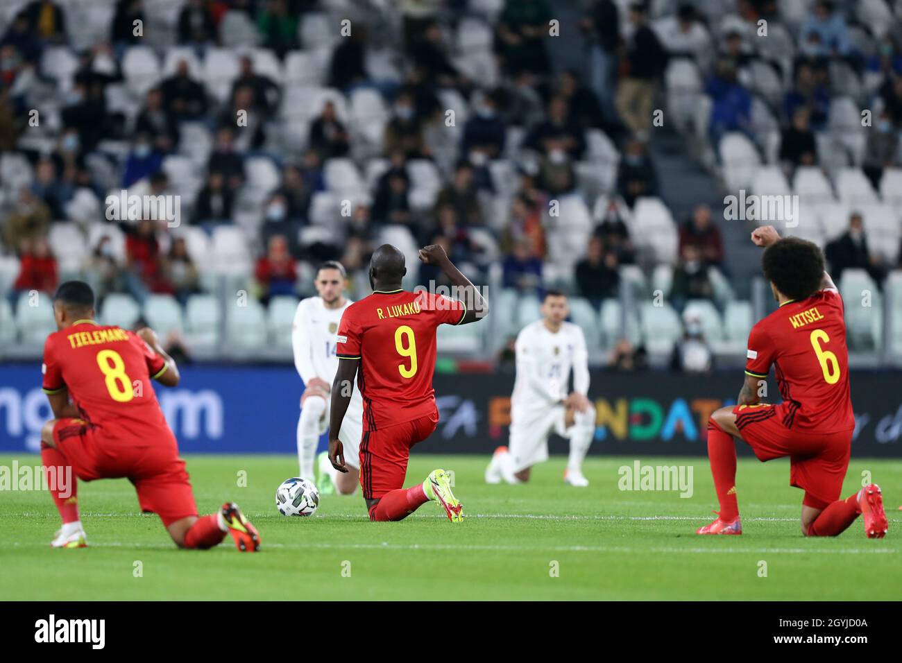 Romelu Lukaku de Belgique prend un genou en soutien du mouvement Black Lives Matter avant le match semi-final de la Ligue des Nations de l'UEFA entre la Belgique et la France au stade Juventus le 7 octobre 2021 à Turin, Italie . Banque D'Images