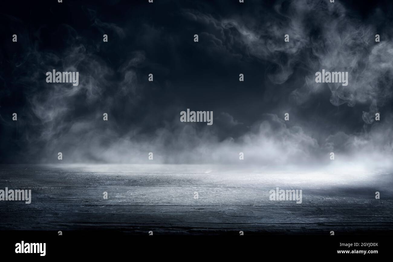 Brouillard dans les ténèbres - Résumé fumée défoqué sur une table en bois - toile de fond d'Halloween Banque D'Images