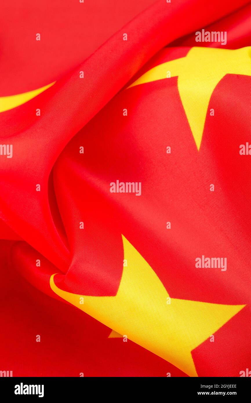 Tissu à volants du drapeau rouge chinois cinq étoiles ou Wǔxīng Hóngqí.Pour le commerce chinois, l'influence chinoise, les ondulations de l'économie chinoise et les turbulences économiques. Banque D'Images