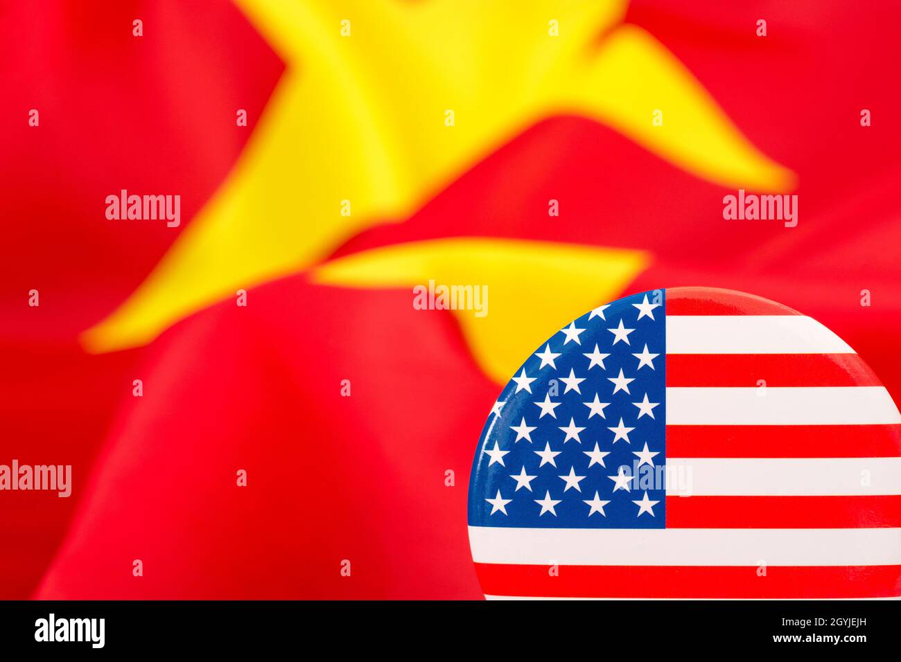 Bouton étoiles et rayures placé contre jaune et rouge du drapeau de la Chine. Pour le différend entre les États-Unis et la Chine, la délocalisation des emplois américains en Chine, la métaphore du Centre de mission américain en Chine. Banque D'Images