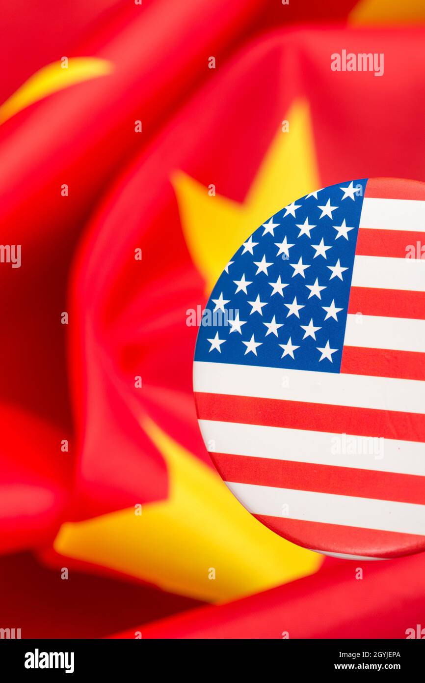 Bouton étoiles et rayures placé contre jaune et rouge du drapeau de la Chine. Pour le différend entre les États-Unis et la Chine, la délocalisation des emplois américains en Chine, la métaphore du Centre de mission américain en Chine. Banque D'Images