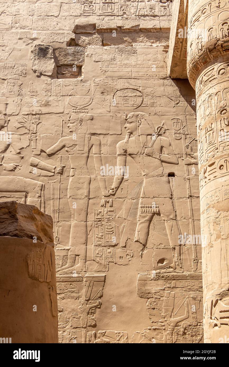 Peintures murales et écrits égyptiens anciens sur les murs en pierre du temple de Karnak à Louxor Banque D'Images