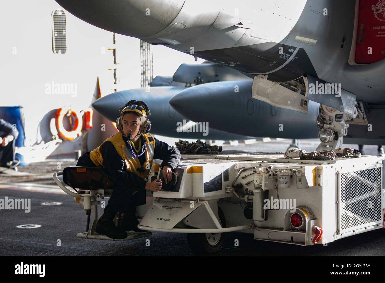 200102-N-LZ839-2027 OCÉAN ATLANTIQUE (JANV2, 2020) - Aviation Boatswain's Mate (Handling) Airman Janvee Go, affecté au navire d'assaut amphibie de classe Wasp USS Bataan (LHD 5), déplace un Harrier AV-8B, affecté à l'Escadron de Tiltrotor moyen (VMM) 365 des Blue Knights of Marine (renforcé), dans la baie hangar, le 2 janvier 2020.Bataan, qui a son domicile à Norfolk, en Virginie, opère dans la zone de 6e flotte des États-Unis pour soutenir les intérêts de sécurité nationale des États-Unis en Europe et en Afrique.(É.-U.Photo de la marine par le Matelot de 1re classe, apprenti Darren Newell) Banque D'Images