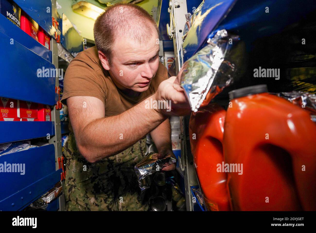 SANTA RITA, Guam (janv3, 2020) Spécialiste culinaire (sous-marin) 1re classe Samuel Lewis, de Beaufort, N.C., stocke la nourriture dans le compartiment de stockage sec pendant une charge de provisions à bord du sous-marin d'attaque rapide de classe Los Angeles USS Key West (SSN 722).Key West est l'un des quatre sous-marins déployés vers l'avant et affectés au commandant de l'escadron sous-marin 15 de Polaris point, à Guam.(É.-U.Photo de la marine par le spécialiste des communications de masse 2e classe Kelsey J. Hockenberger) Banque D'Images