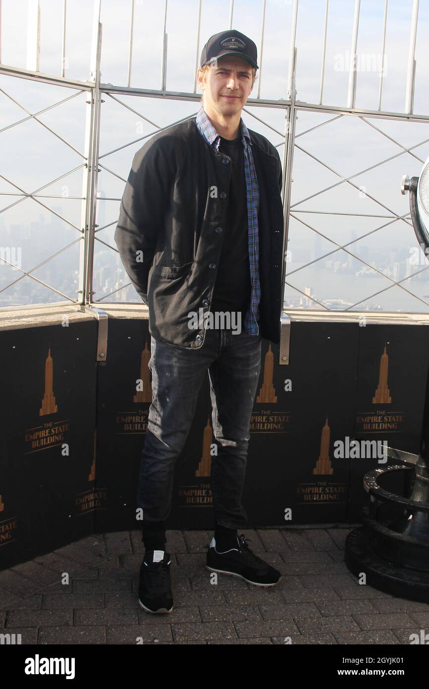New York, NY, États-Unis.8 octobre 2021.Hayden Christensen visite l'Empire  State Building pour célébrer le New York Comic con 2021 à New York le 8  octobre 2021.Crédit : Erik Nielsen/Media Punch/Alay Live News