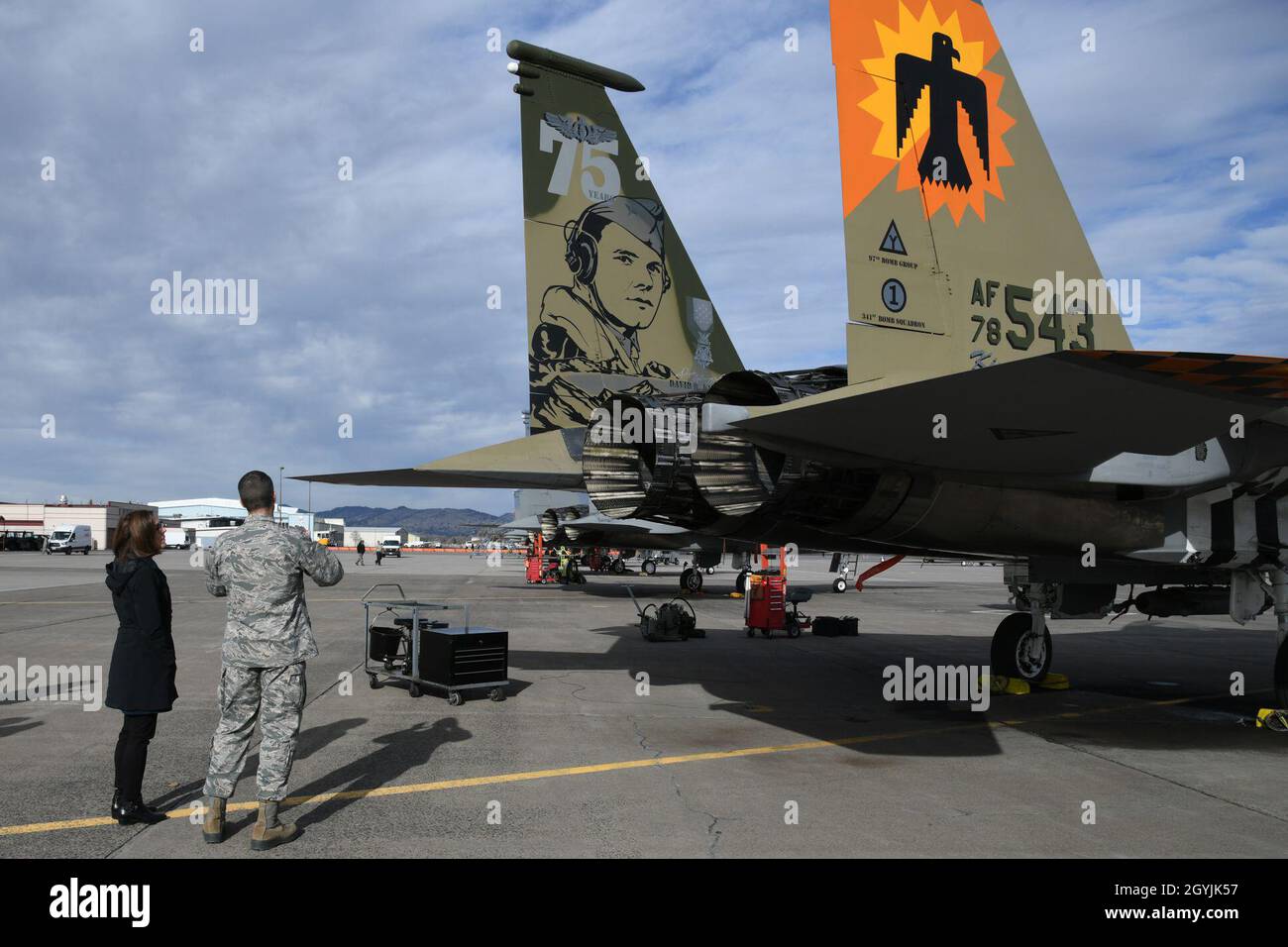 Le colonel Jeff Edwards de la Force aérienne des États-Unis, commandant de la 173e Escadre de chasseurs, explique l'importance du jet patrimonial nouvellement peint pour le gouverneur de l'Oregon, Kate Brown, à Kingsley Field, à Klamath Falls, en Oregon, le 7 janvier 2020.Brown a été informé des dernières mises à jour, des points forts et des défis auxquels l'aile est confrontée.(É.-U.Photo de la Garde nationale aérienne par le Sgt.Jennifer Shirar) Banque D'Images