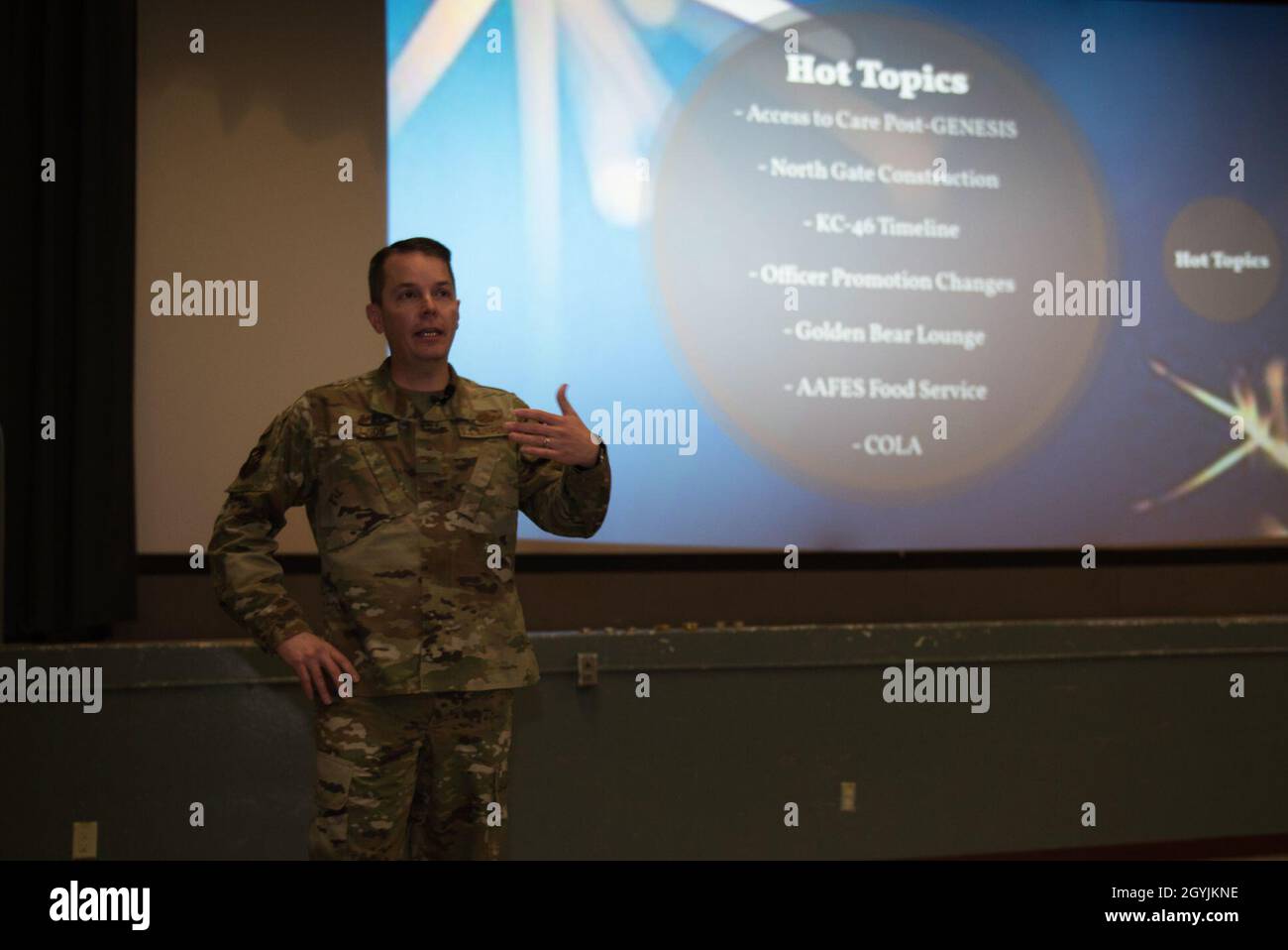 Jeff Nelson, commandant de la 60e Escadre de la mobilité aérienne des États-Unis, parle aux aviateurs lors d’un appel du commandant le 7 janvier 2020, à la base aérienne de Travis, en Californie.Nelson et Sgt.Derek Crowder, chef du commandement de la 60ème AMW, a parlé aux aviateurs du Club Hub, des aviateurs contre la conduite en état d'ivresse et d'autres sujets.(É.-U.Photo de la Force aérienne par Airman 1st Class Cameron Otte) Banque D'Images