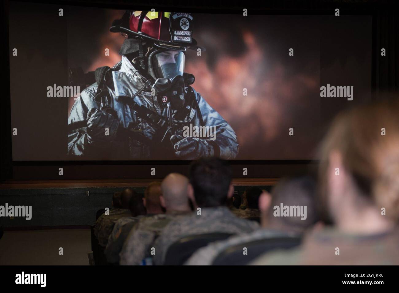 Des aviateurs américains regardent une vidéo lors de l’ouverture de l’appel d’un commandant le 7 janvier 2020 à la base aérienne de Travis, en Californie.Le colonel Jeff Nelson, commandant de la 60e Escadre de la mobilité aérienne, et le Sgt.Derek Crowder, chef du commandement de la 60ème AMW, a parlé aux aviateurs du Club Hub, des aviateurs contre la conduite en état d'ivresse et d'autres sujets.(É.-U.Photo de la Force aérienne par Airman 1st Class Cameron Otte) Banque D'Images