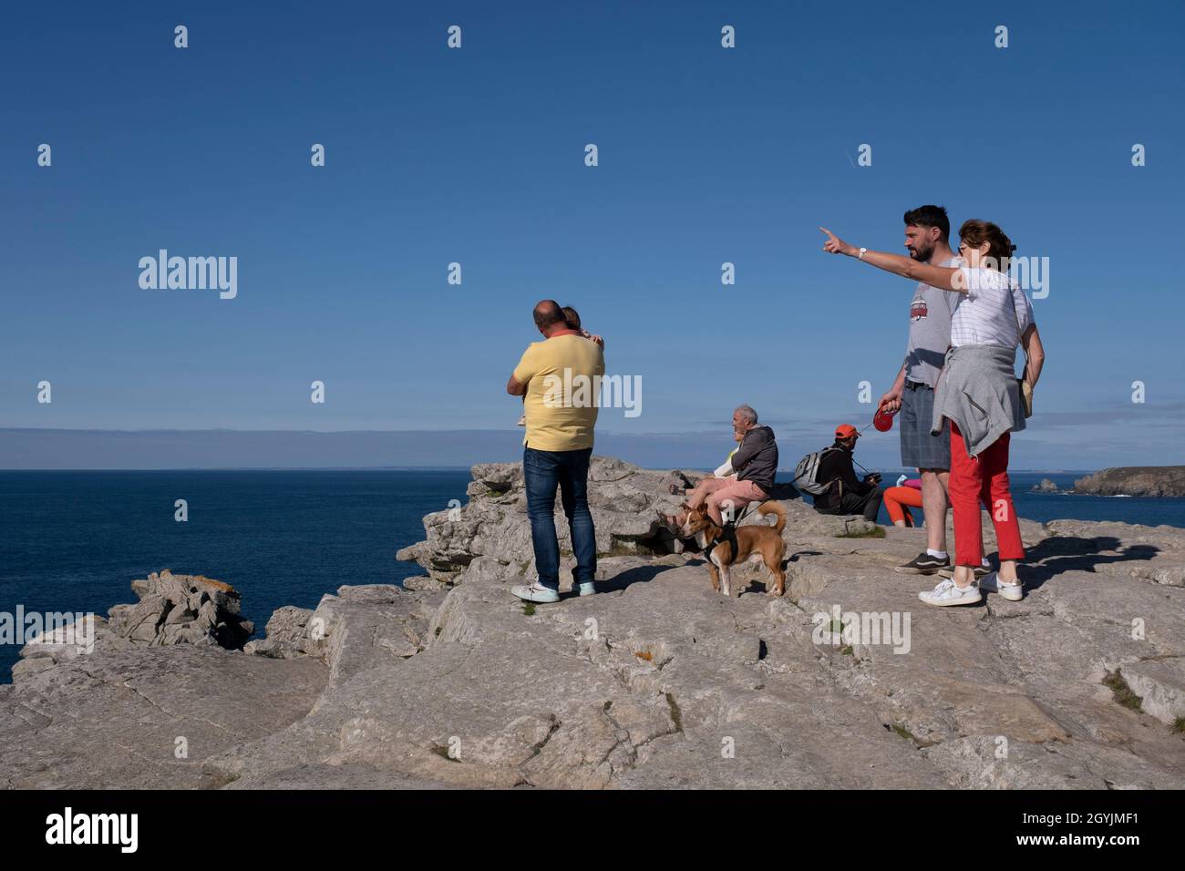 Les touristes visitent le paysage côtier rocheux au promontoire de la Pointe du raz le 23 septembre 2021 à Plogoff, Bretagne, France.La Bretagne est une péninsule, un comté historique et une zone culturelle dans l'ouest de la France, couvrant la partie occidentale de ce qui était connu sous le nom d'Armorica pendant la période de l'occupation romaine.Il devint un royaume indépendant puis un duché avant d'être uni avec le Royaume de France en 1532 comme une province gouvernée comme une nation séparée sous la couronne. Banque D'Images