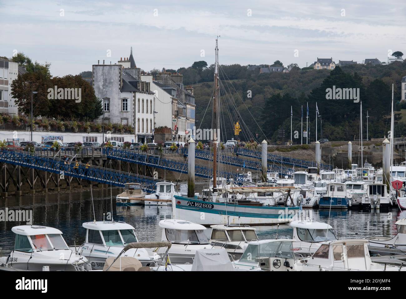 Petits bateaux et yachts dans le port de plaisance à Audierne, Bretagne,  France le 25 septembre 2021.Audierne est une commune française, située dans  le département du Finistère et la région Bretagne.Le 1er