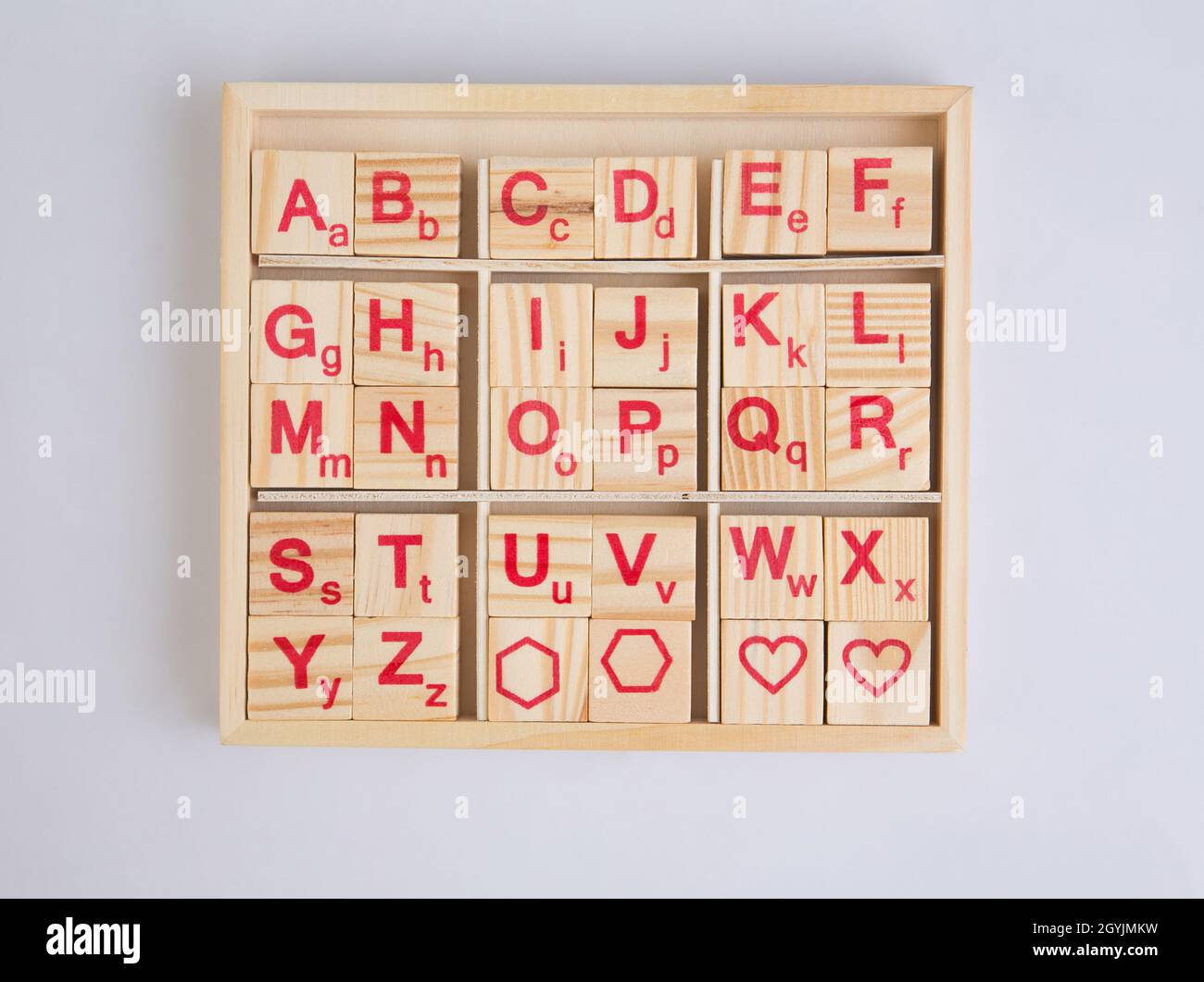 Blocs d'alphabets en bois, jouets éducatifs isolés sur fond blanc Banque D'Images