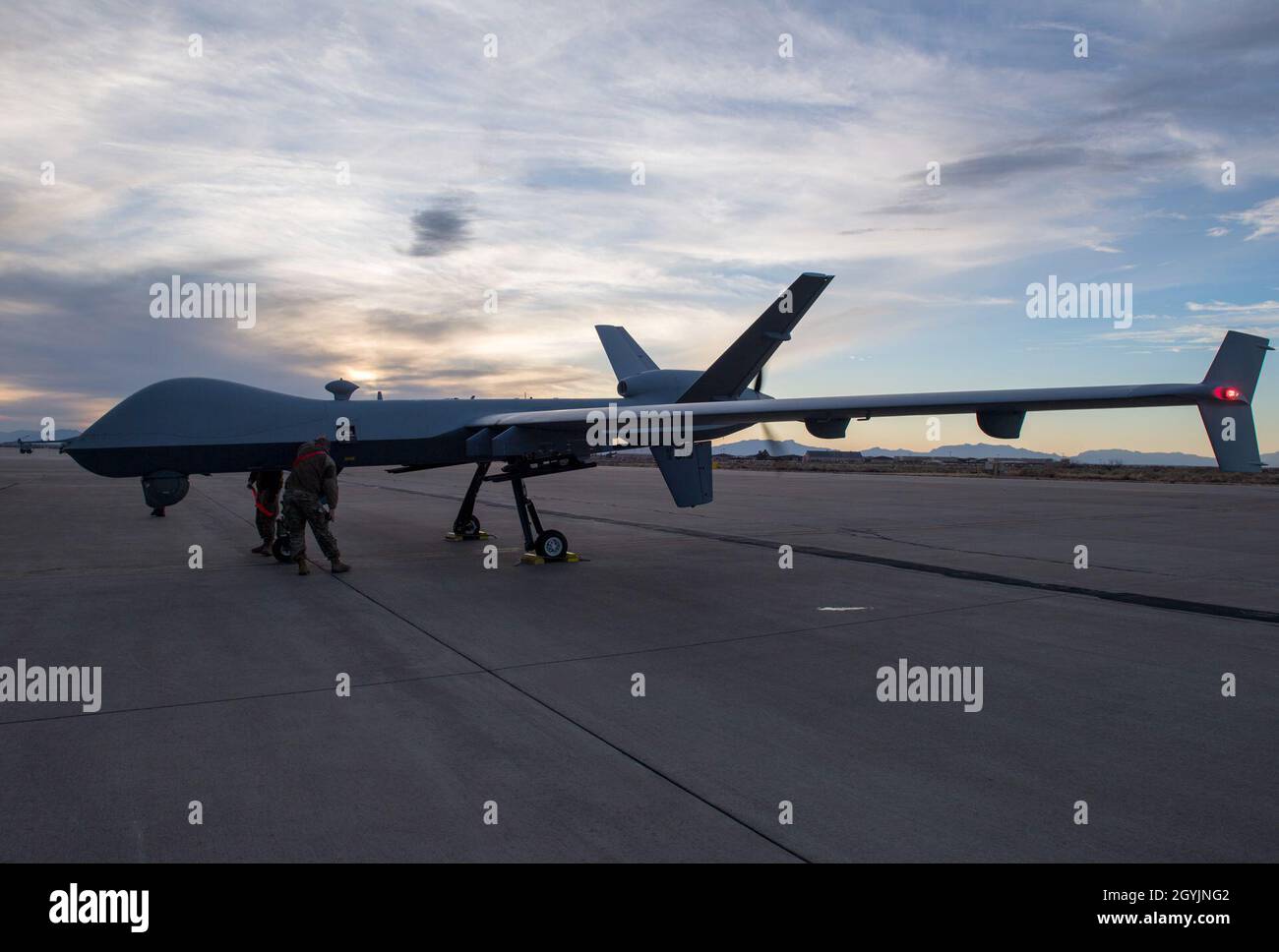 Les aviateurs de la 29ème unité de maintenance des aéronefs regardent la plus récente MQ-9 Reaper de la 49ème Escadre, le 8 janvier 2020, sur la base aérienne Holloman, N.M. C'est le premier avion télépiloté qui sera transporté par L'Espace Aérien national à Holloman. (ÉTATS-UNIS Photo de la Force aérienne par Airman 1ère classe automne Vogt) Banque D'Images