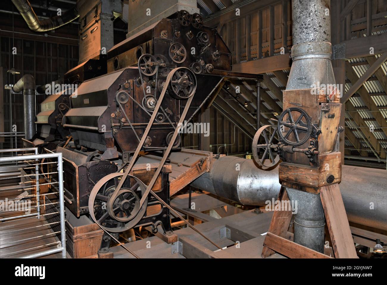 Le moteur, les courroies, les poulies, les engrenages et l'équipement pour faire fonctionner un gin de coton avant la Seconde Guerre mondiale. Banque D'Images