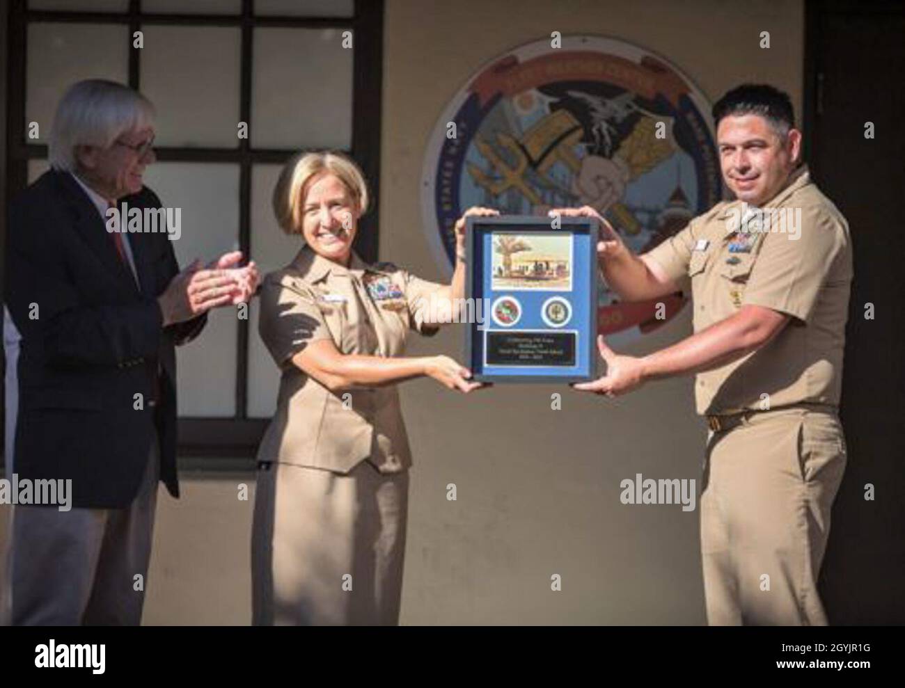 SAN DIEGO (25 octobre 2019) Fleet Weather Center San Diego (FWC-SD) Commandant, Capitaine Rachael Dempsey, commandant principal de commandement Manuel Santos,Et l'ancien commandant de l'installation navale de météorologie et d'océanographie du Pacifique (NMOF), le capitaine (retraité) Robert Clark, dévoile ensemble une plaque commémorative à la cérémonie commémorative du centenaire de l'édifice 14 dans la cour FWC-SD.Le bâtiment 14 a été construit en 1919 en tant que dispensaire de la base aérienne navale de North Island et transféré au NPMOF en 1993.FWC-SD a pris le relais de la location en 2010. Banque D'Images