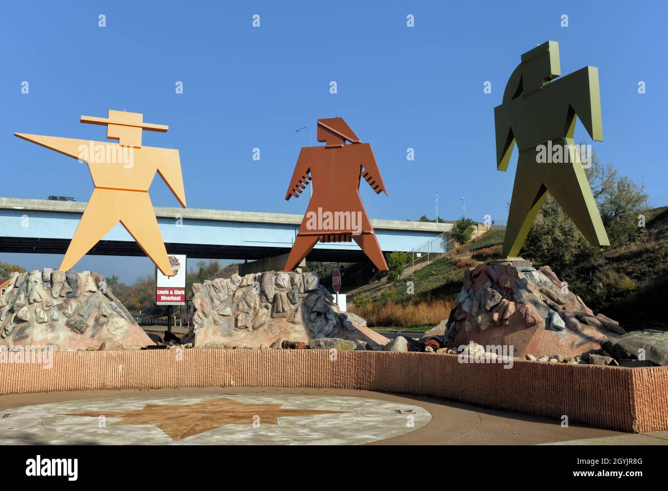 BISMARCK, DAKOTA DU NORD - 3 octobre 2021 : sculpture Lewis et Clark dans le parc Keelboat, adjacent à la rivière Missouri et faisant partie de l'héritage de la vallée du Missouri Banque D'Images